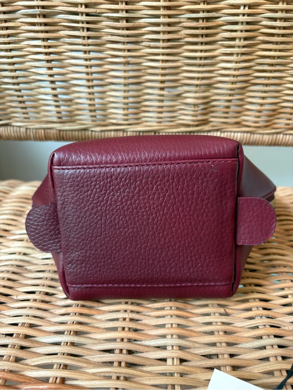 Cuyana Pebbled Leather Heart Pouch in Burgundy with Gold Hardware. New - Picture 4 of 6